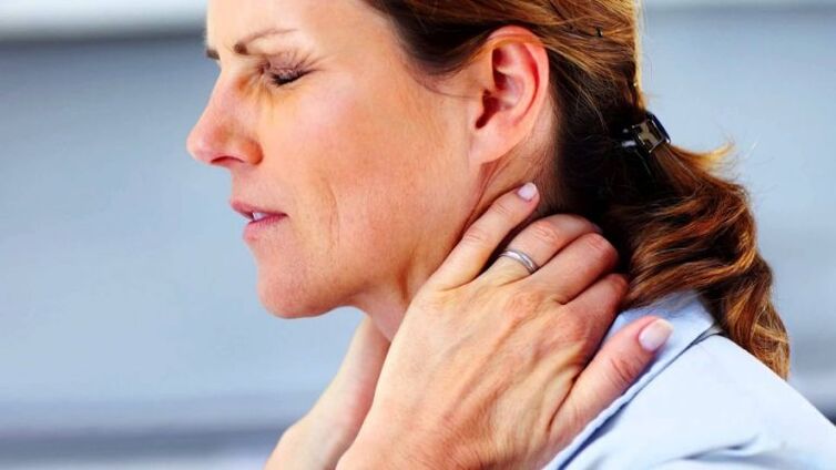 Dor nas costas no pescoço é uma síndrome reflexa da osteocondrose cervical