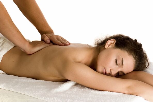 Massagem pode ajudar a aliviar dores nas costas na região lombar