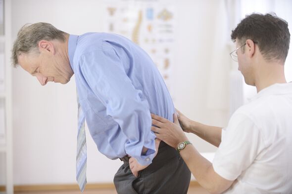 Para dores nas costas na região lombar, é necessário ir ao médico para diagnóstico