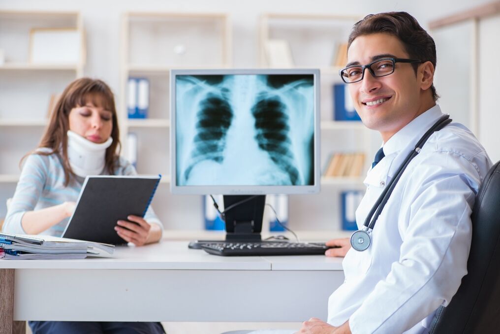 Paciente com osteocondrose cervical no médico